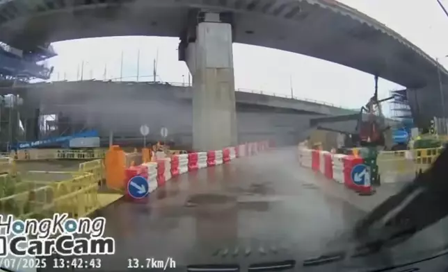 赤鱲角順匯路地盤致命工傷，工字鐵墮下瞬間。HongKong CarCam FB網頁截圖